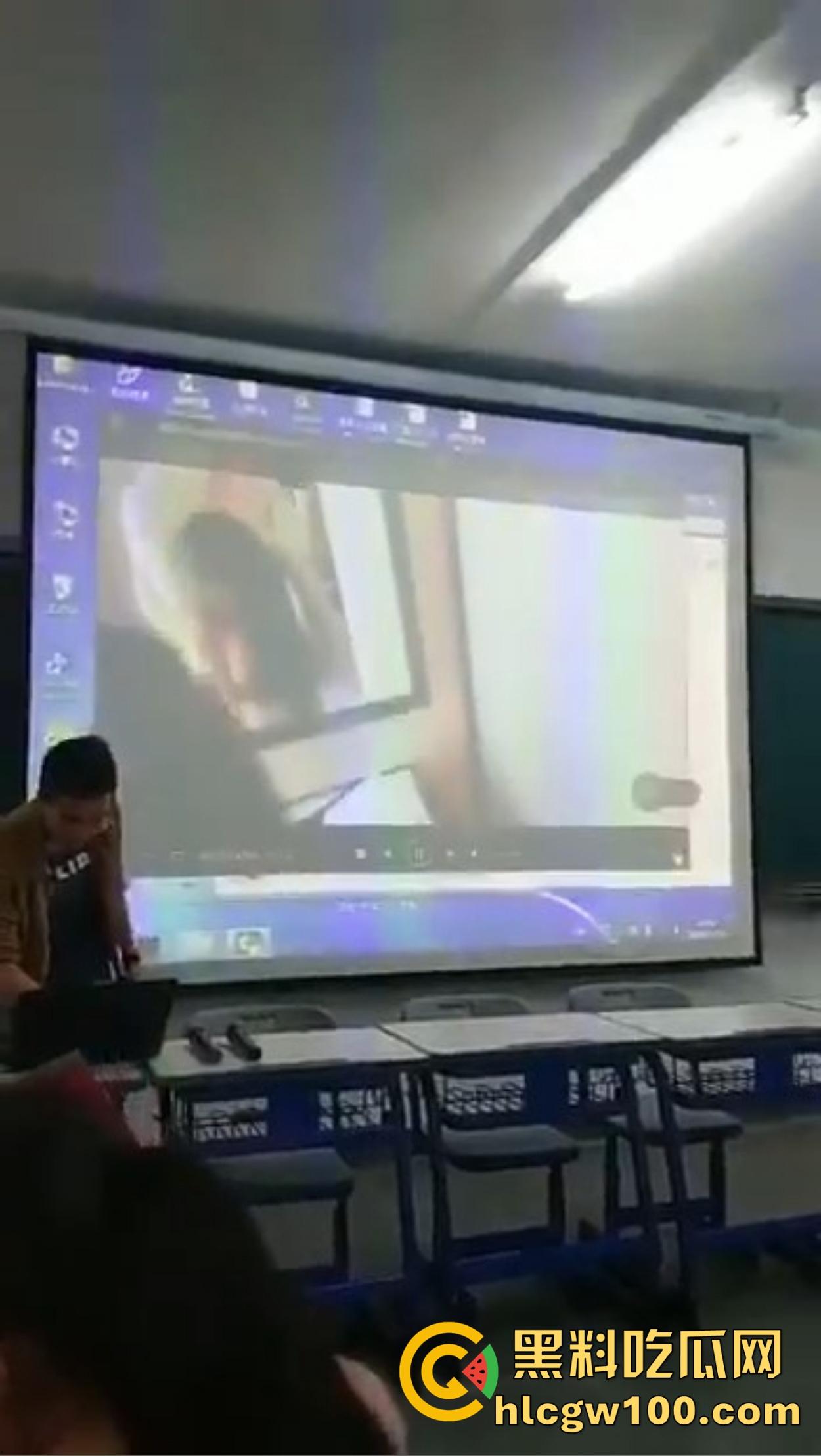 西安二中课堂播放A片事故，PPT切错引全班狂欢，女生羞红脸，男生暗地狂笑！-6