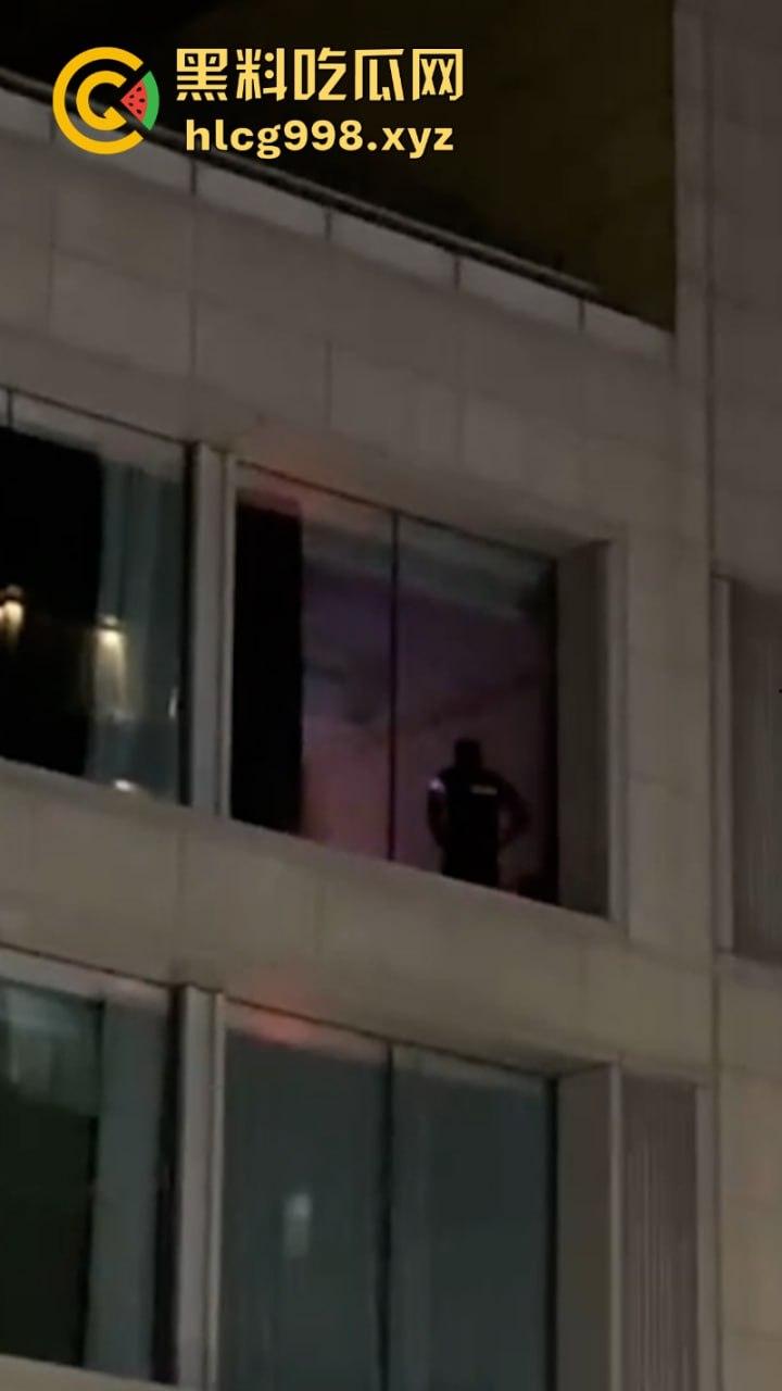 单身小伙在家不拉窗帘巨幕看A片 搞得楼下人尽皆知 这也太社死了-4