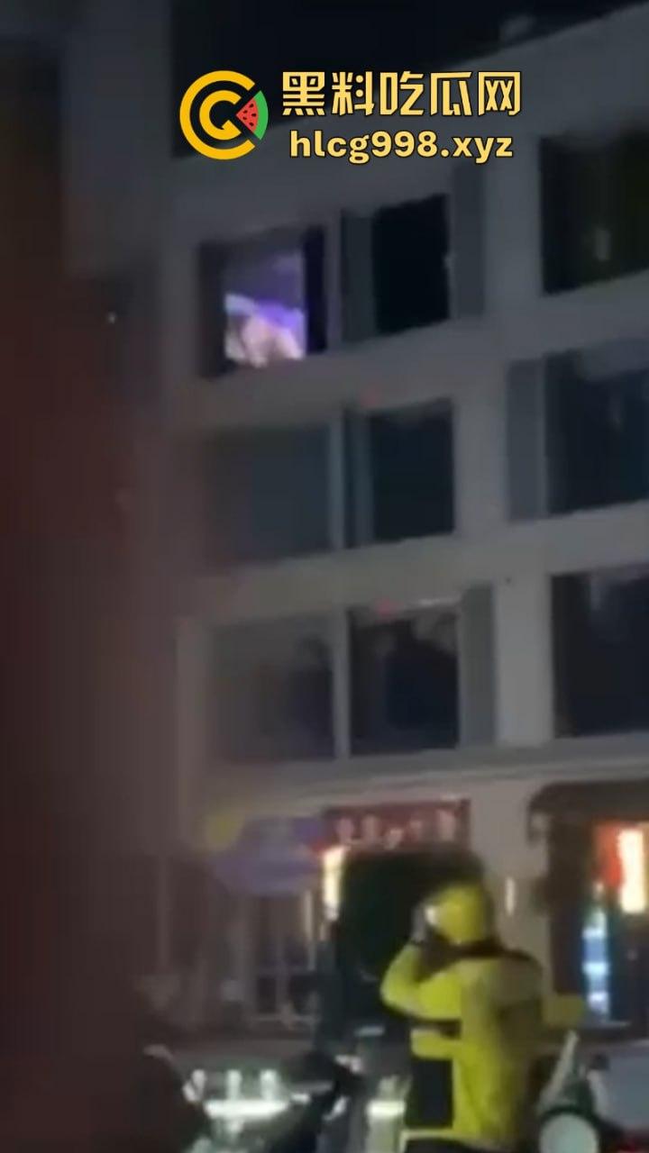 单身小伙在家不拉窗帘巨幕看A片 搞得楼下人尽皆知 这也太社死了-6