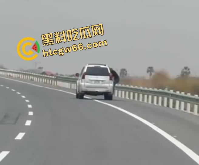 柬埔寨金边高速惊现持AK抢车!一家六口当场吓懵,劫匪持枪逼人下车,开车逃之夭夭!-4