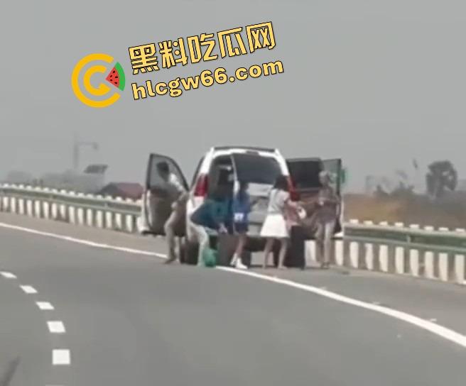 柬埔寨金边高速惊现持AK抢车!一家六口当场吓懵,劫匪持枪逼人下车,开车逃之夭夭!-7