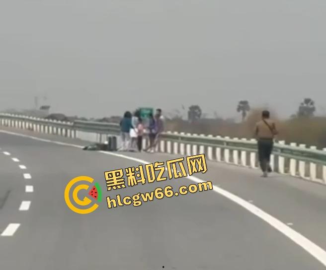 柬埔寨金边高速惊现持AK抢车!一家六口当场吓懵,劫匪持枪逼人下车,开车逃之夭夭!-9