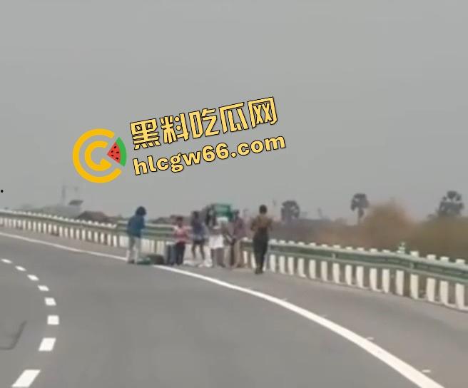 柬埔寨金边高速惊现持AK抢车!一家六口当场吓懵,劫匪持枪逼人下车,开车逃之夭夭!-10