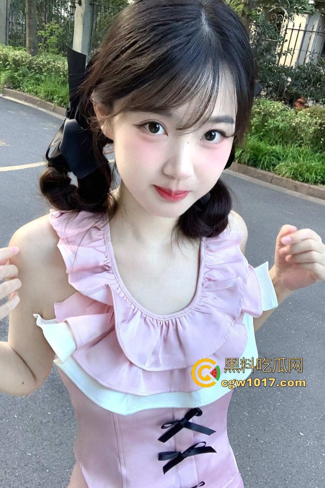 清纯JK少女用嫩足夹黄毛男友巨屌撸管，后入爆艹无毛白虎嫩穴，男的还帮舔逼，给黄毛吃到爽了！-1