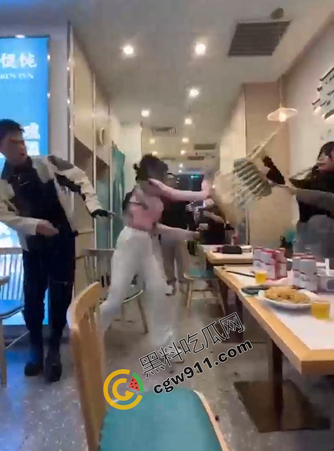 上海财兜兜大黄山小馄饨店：两巨乳骚货撕逼大战，黑衣少女满脸是血，奶子半露，现场血腥火爆！-5