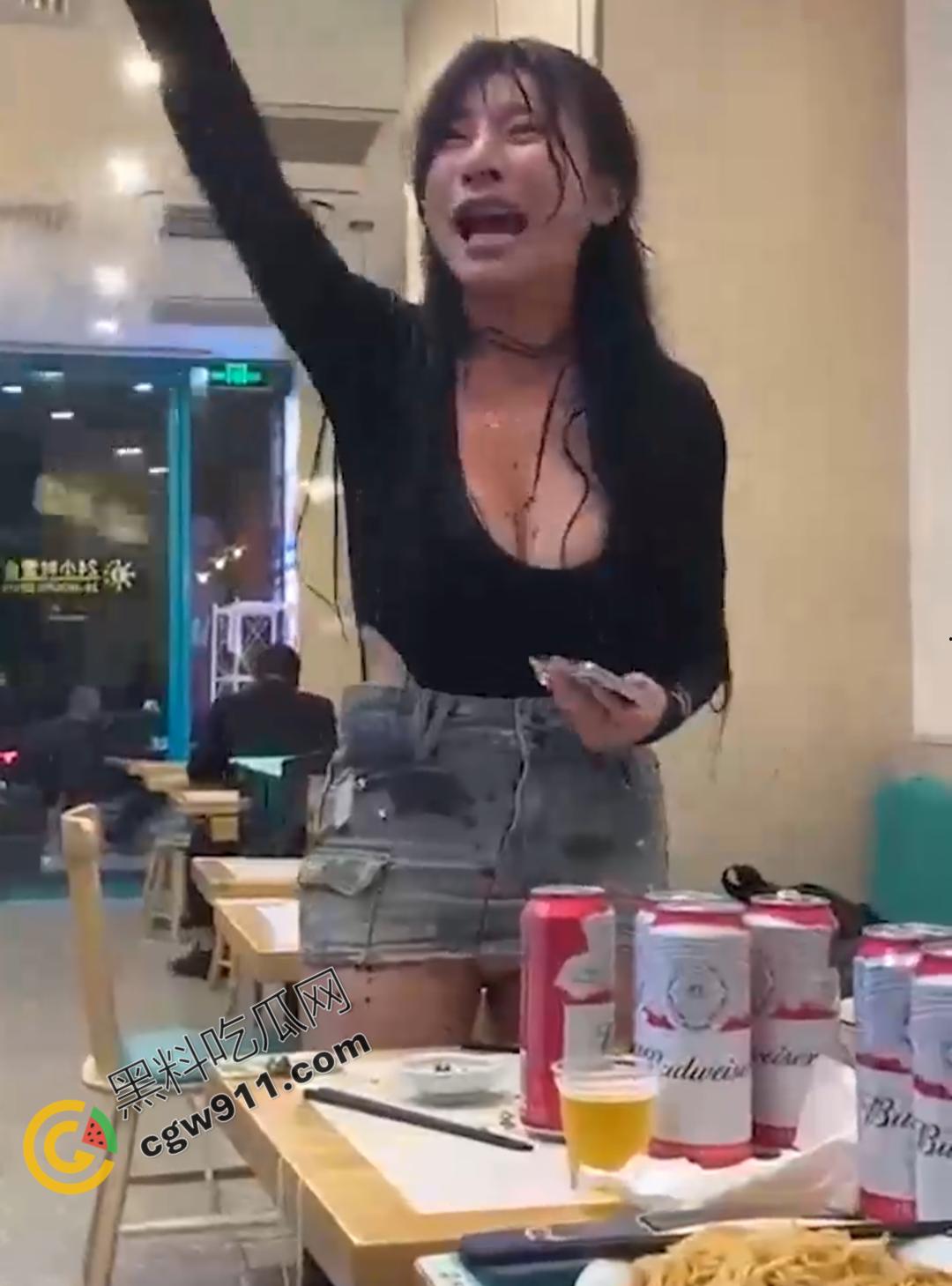 上海财兜兜大黄山小馄饨店：两巨乳骚货撕逼大战，黑衣少女满脸是血，奶子半露，现场血腥火爆！-8