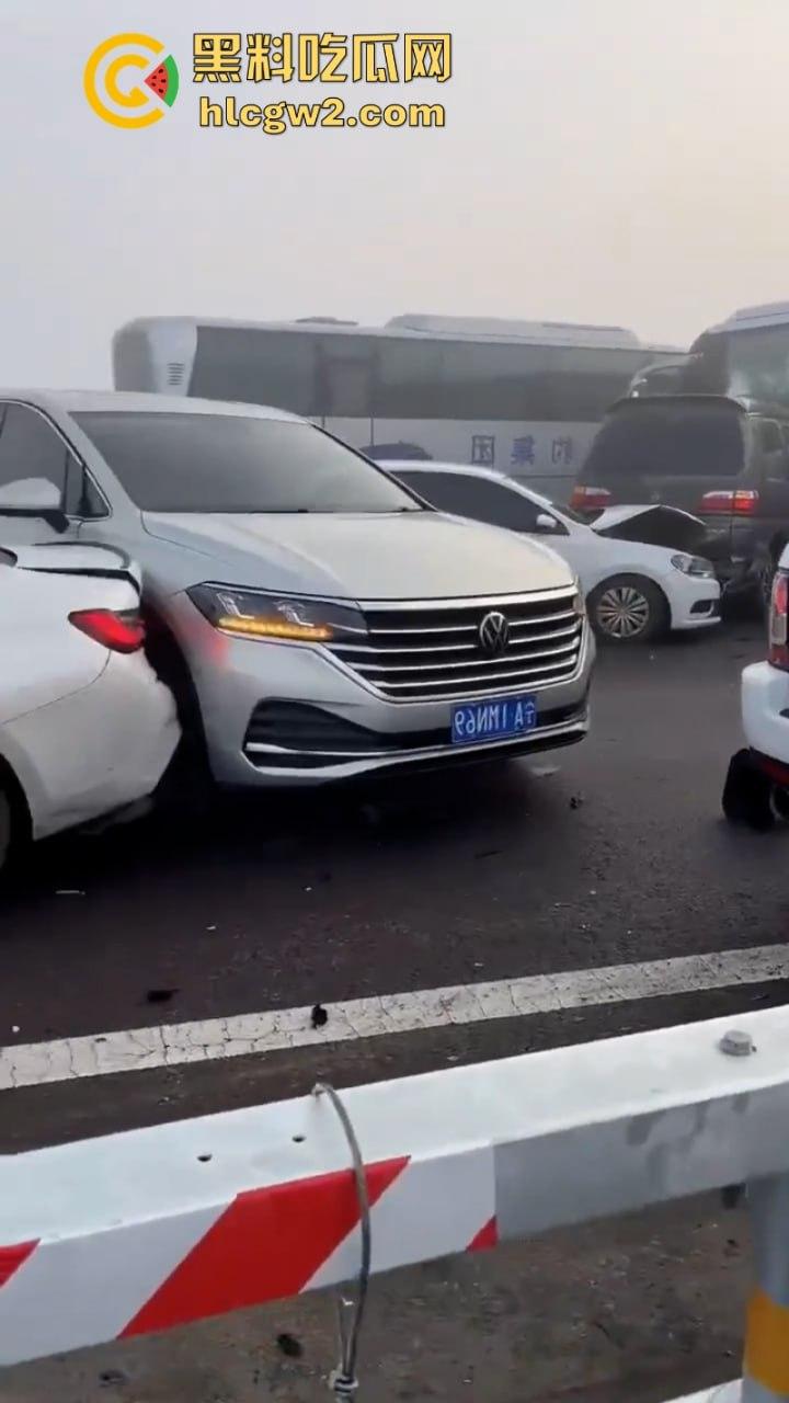 银川高架遇大雾天气暴改碰碰车乐园 致多辆车连环相撞组团“拼车”  场面难得一见-3