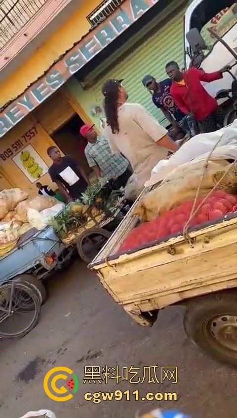 欧洲老白男持刀压迫老实小黑，拿到吓唬人，不料大老黑给逼急了，狗急跳墙抄起大木棍一棒子反杀！-4