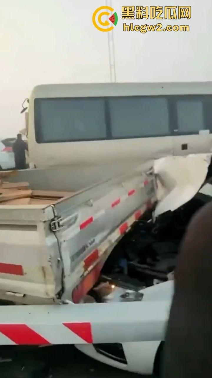 银川高架遇大雾天气暴改碰碰车乐园 致多辆车连环相撞组团“拼车”  场面难得一见-12