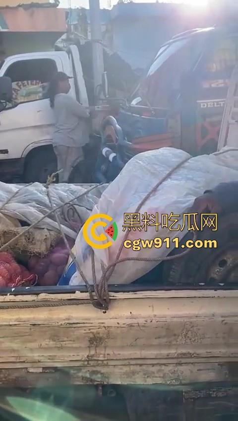 欧洲老白男持刀压迫老实小黑，拿到吓唬人，不料大老黑给逼急了，狗急跳墙抄起大木棍一棒子反杀！-7