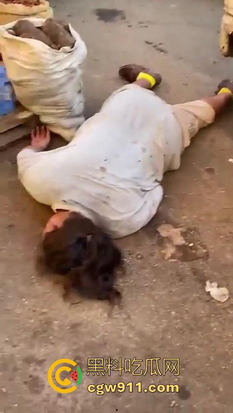 欧洲老白男持刀压迫老实小黑，拿到吓唬人，不料大老黑给逼急了，狗急跳墙抄起大木棍一棒子反杀！-10