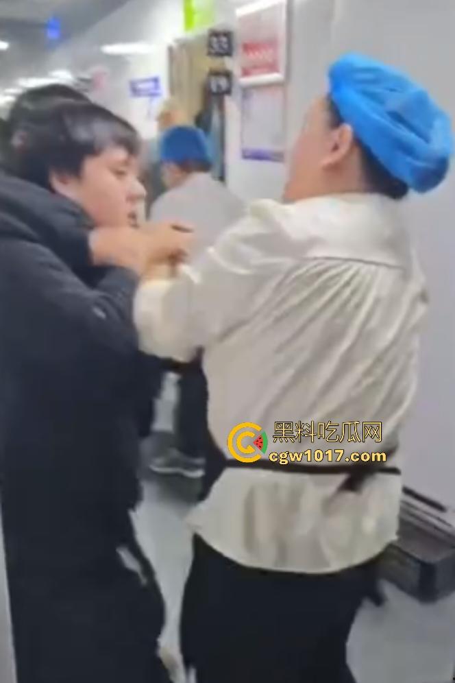 商家出餐3小时外卖小哥迟到餐被抢光，送餐小哥兽性大发殴打女店员，商家怒吼“你早干嘛去了”！-1