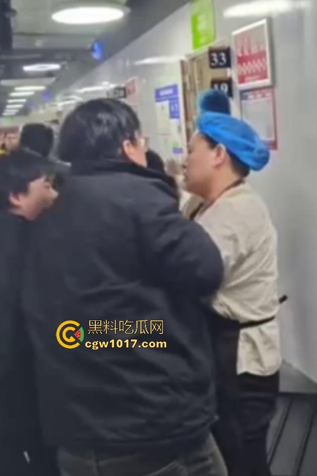 商家出餐3小时外卖小哥迟到餐被抢光，送餐小哥兽性大发殴打女店员，商家怒吼“你早干嘛去了”！-3