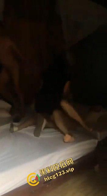 捉奸现场：男子带小三进村偷情，激情瞬间被抓个正着！-8