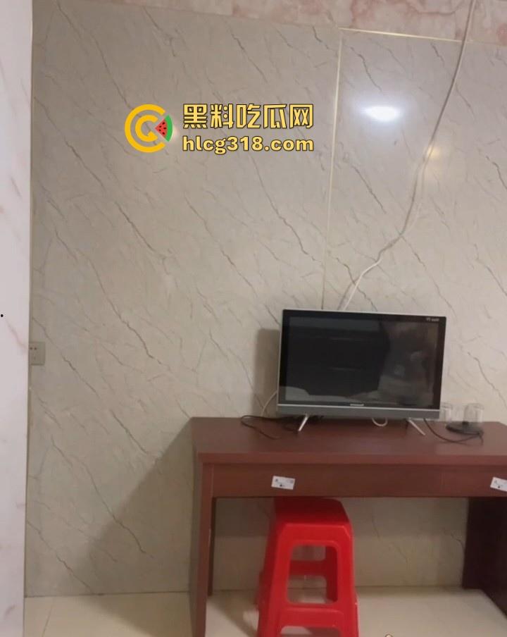 抖音小网红【谁偷了我的么蟹黄包】直播换衣走光，电视里的倒映，映出巨乳的风景，不知是有意为之还是？-7