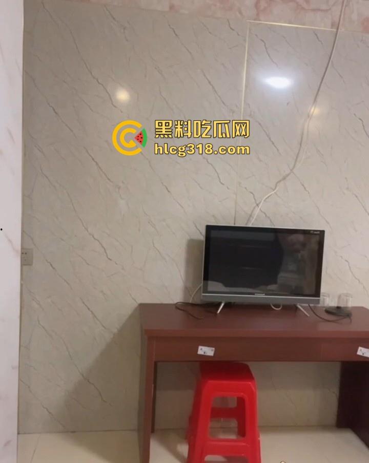 抖音小网红【谁偷了我的么蟹黄包】直播换衣走光，电视里的倒映，映出巨乳的风景，不知是有意为之还是？-8