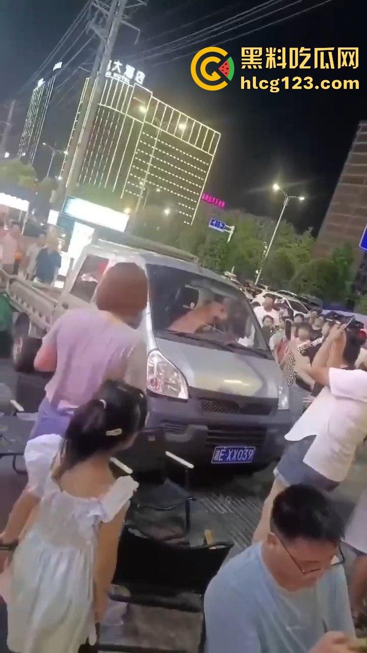 湖南邵东拉布拉多狗司机开倒车撞摊,装无辜伸舌头竟然成了明星!-3