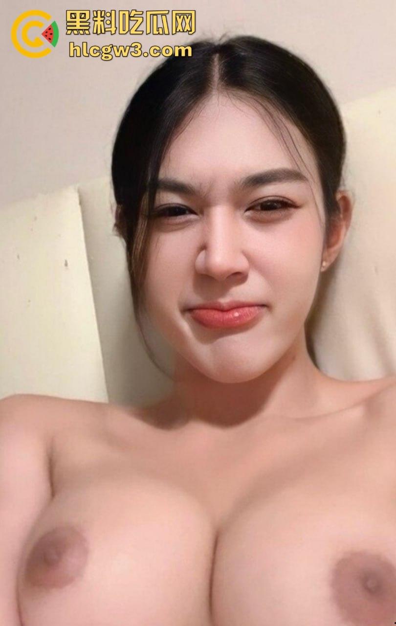 泰国曼谷博主【JannieX】被疑是特产人妖  关键部位遮得死死的 底下是不是还有泰国传统手工艺？-11