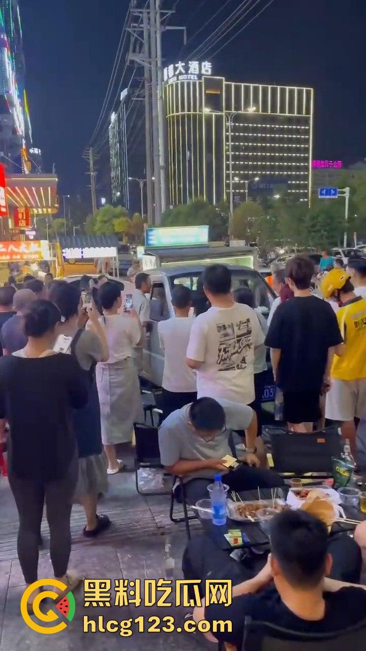 湖南邵东拉布拉多狗司机开倒车撞摊,装无辜伸舌头竟然成了明星!-8