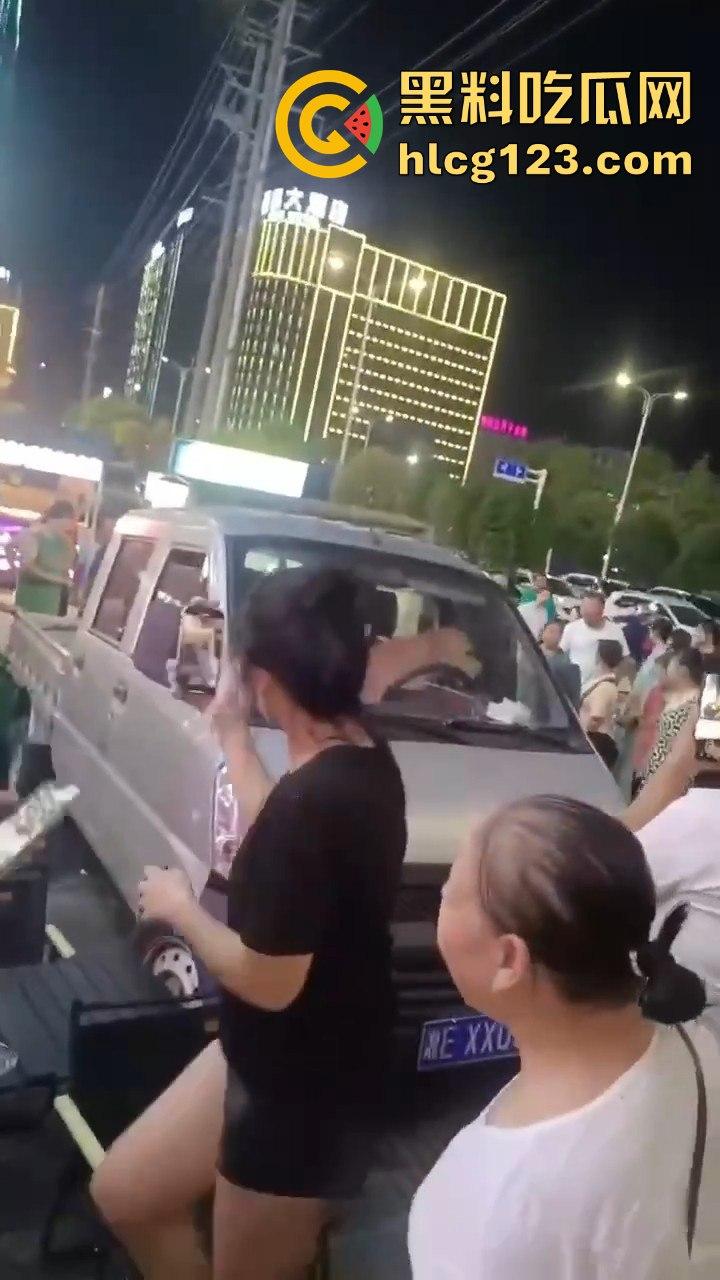 湖南邵东拉布拉多狗司机开倒车撞摊,装无辜伸舌头竟然成了明星!-9