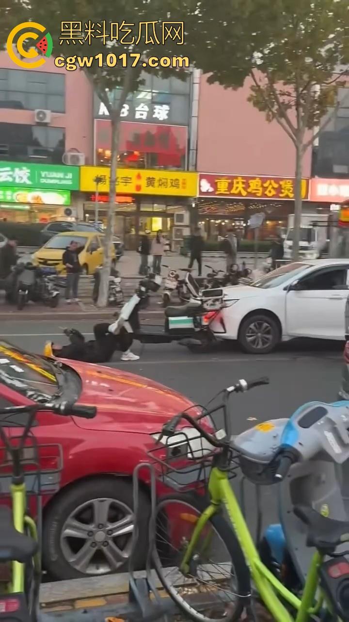山东日照外卖小哥被撞，直接躺下玩手机报警处理，姿势像在家的床上一样，不料遭司机大哥报复-5
