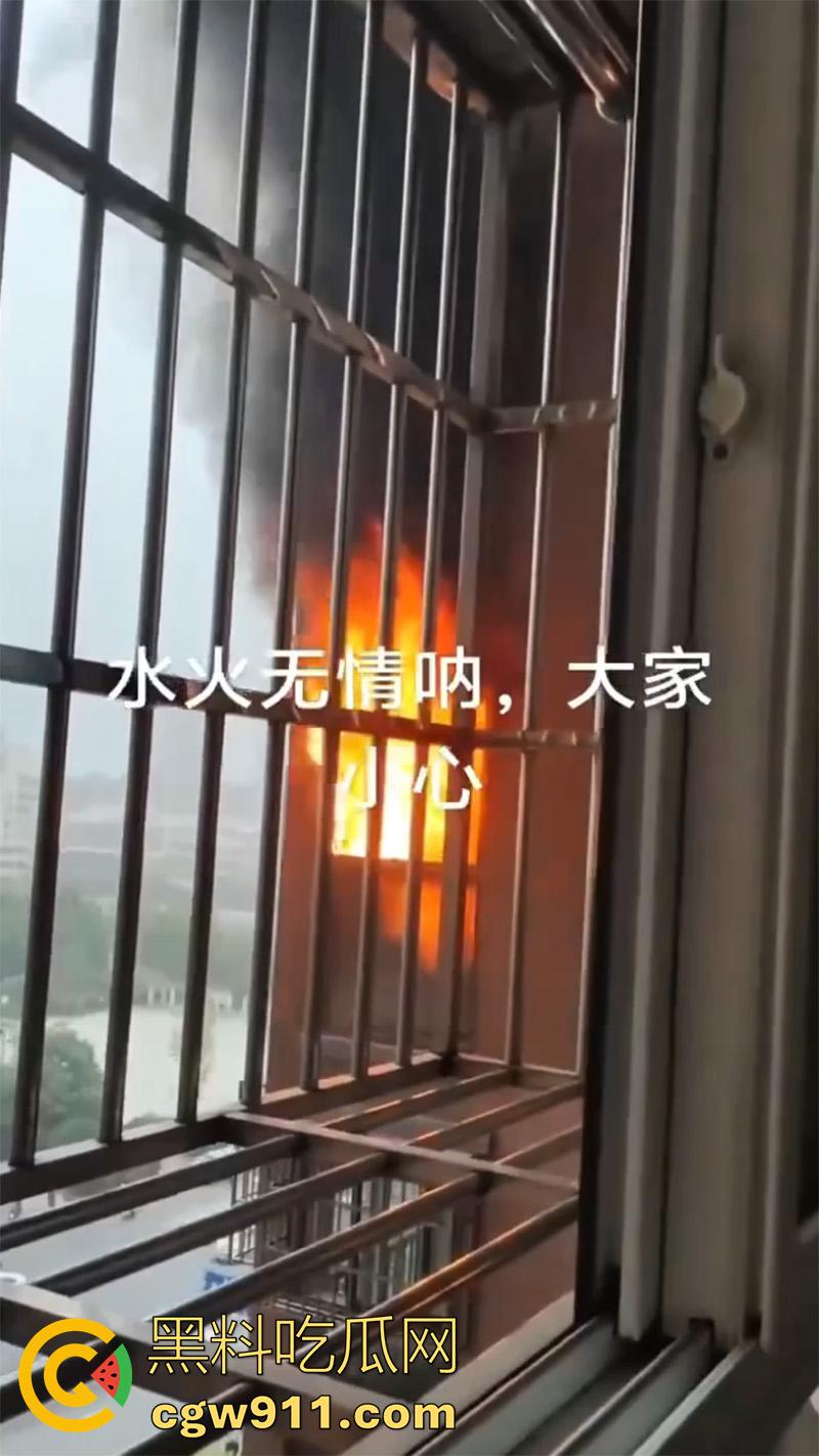 男人崩溃带走全家，合肥滨湖顺园北区发生火灾，据说是男人心态崩溃，给老婆和孩子下安眠药后点了房子！-4