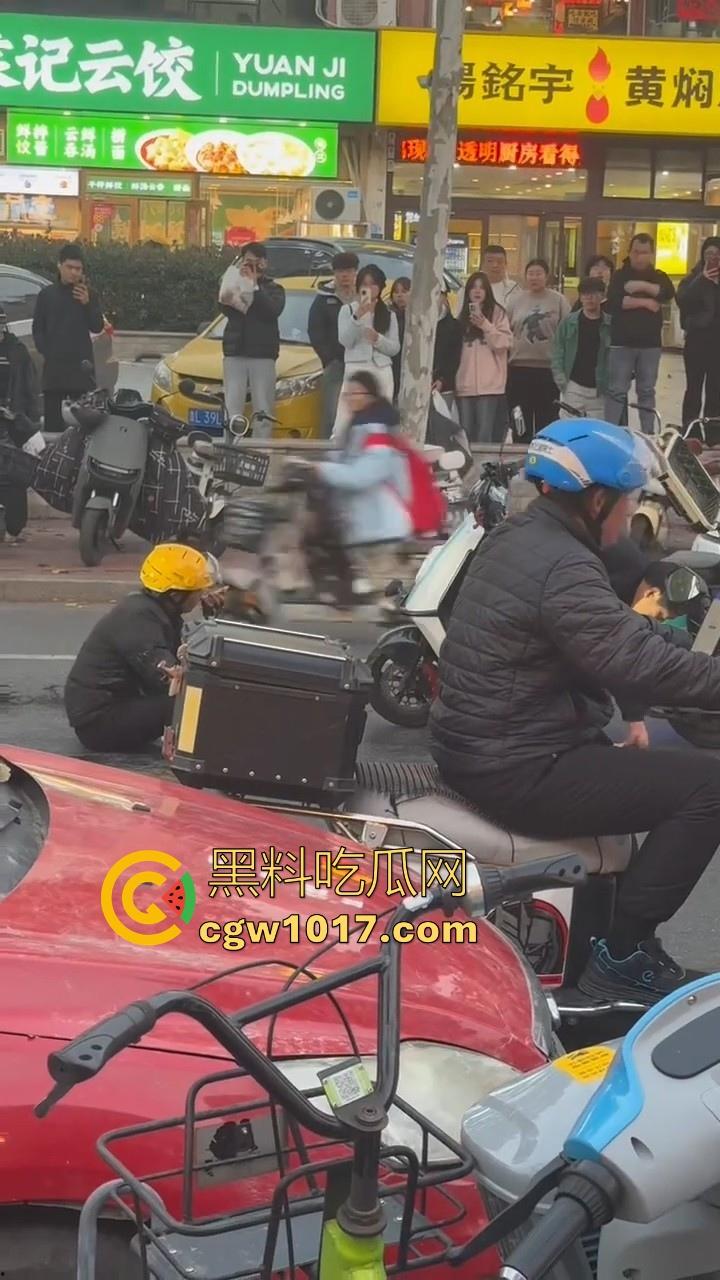 山东日照外卖小哥被撞，直接躺下玩手机报警处理，姿势像在家的床上一样，不料遭司机大哥报复-8