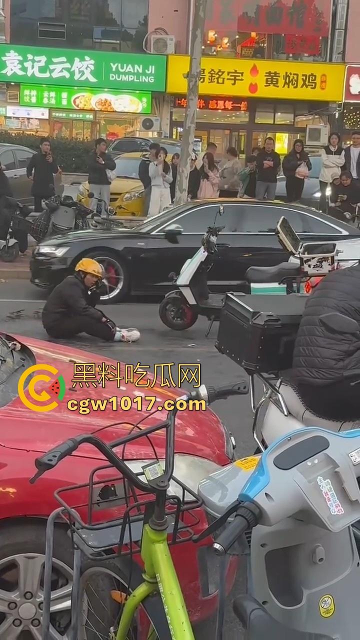 山东日照外卖小哥被撞，直接躺下玩手机报警处理，姿势像在家的床上一样，不料遭司机大哥报复-9