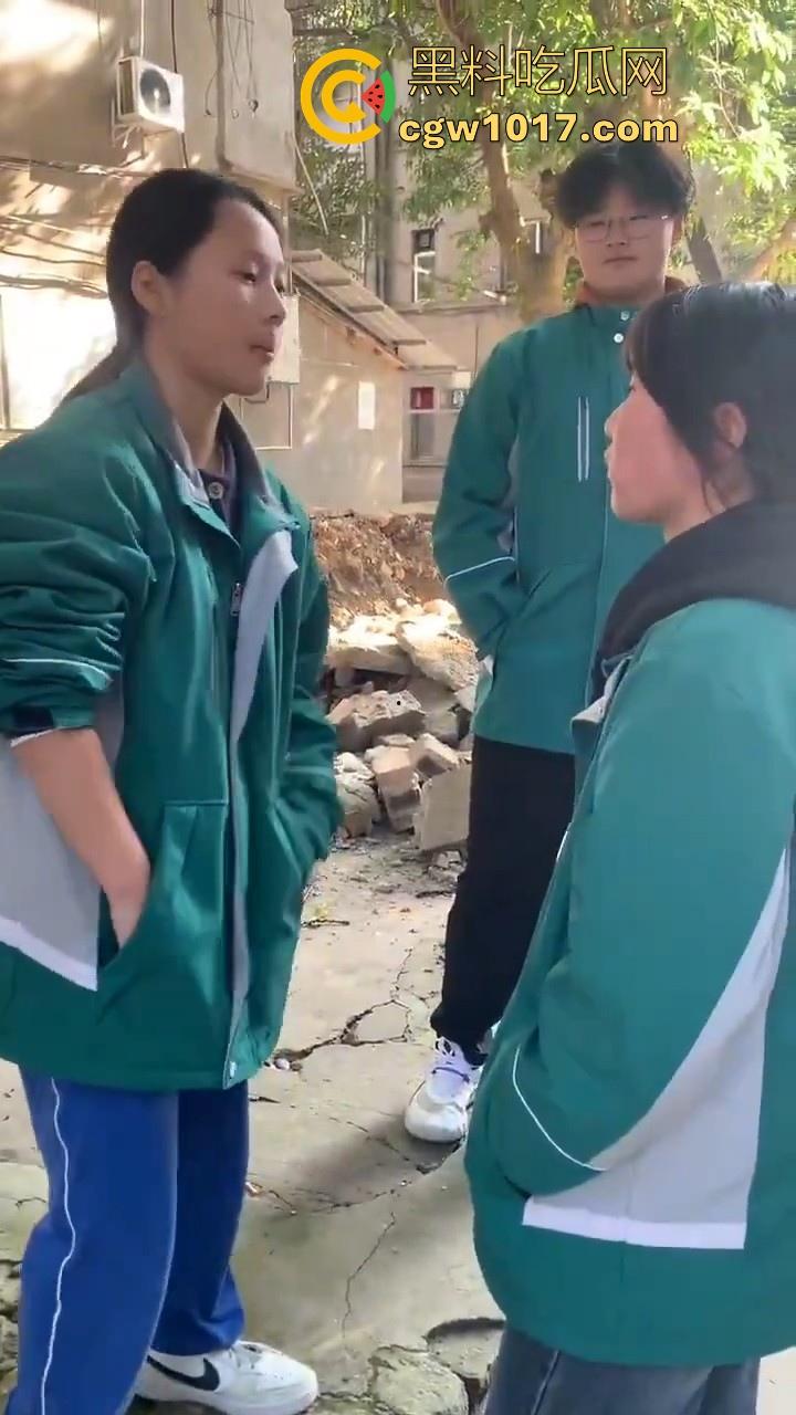 四川省南充市阆中中学女学生霸凌视频曝光，放学堵住不让走，边说道理边扇耳光，在学校就已经这么牛逼了是吧！-5