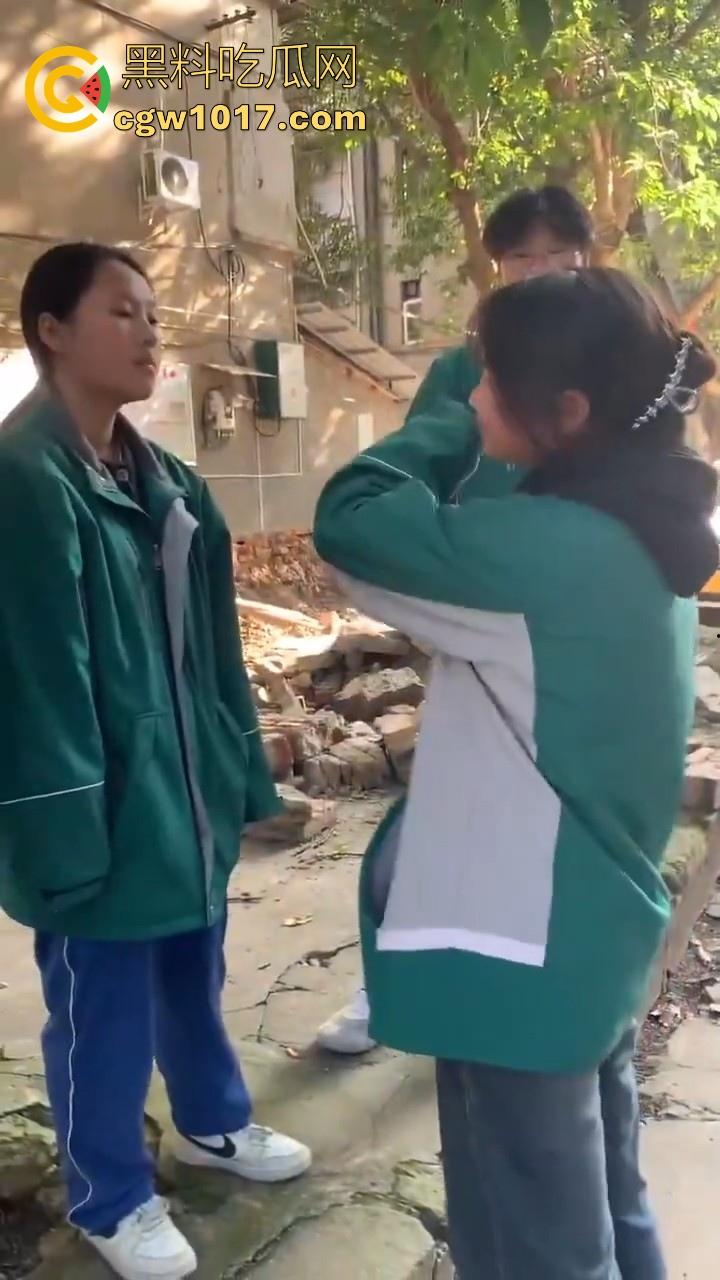 四川省南充市阆中中学女学生霸凌视频曝光，放学堵住不让走，边说道理边扇耳光，在学校就已经这么牛逼了是吧！-9