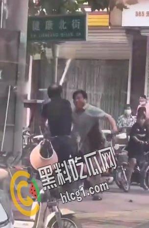 真男人只用拳头解决问题，河北石家庄赞皇街头上演两男子肉搏战 白衣男子被打得血都喷出来了还能再战-2