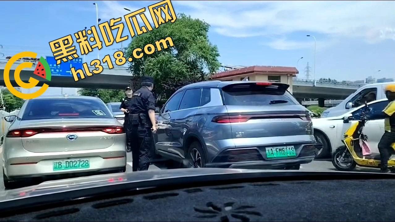 诈骗犯鞠某力大连取款被堵，强行飙车闯卡像拍电影，最后还是人没跑掉、车全撞废了！-3