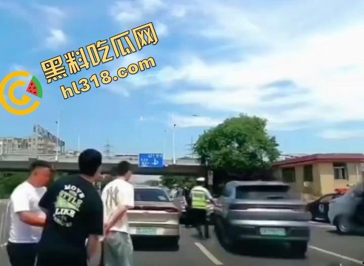 诈骗犯鞠某力大连取款被堵，强行飙车闯卡像拍电影，最后还是人没跑掉、车全撞废了！-5