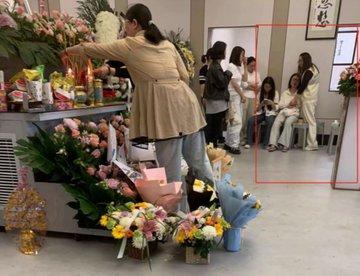 南通大巴车祸事件后续!官方通告隐瞒死亡事实 孩子父母被隐瞒孩子死亡消息 特警维稳不准送花 三观震碎的后续处理-7