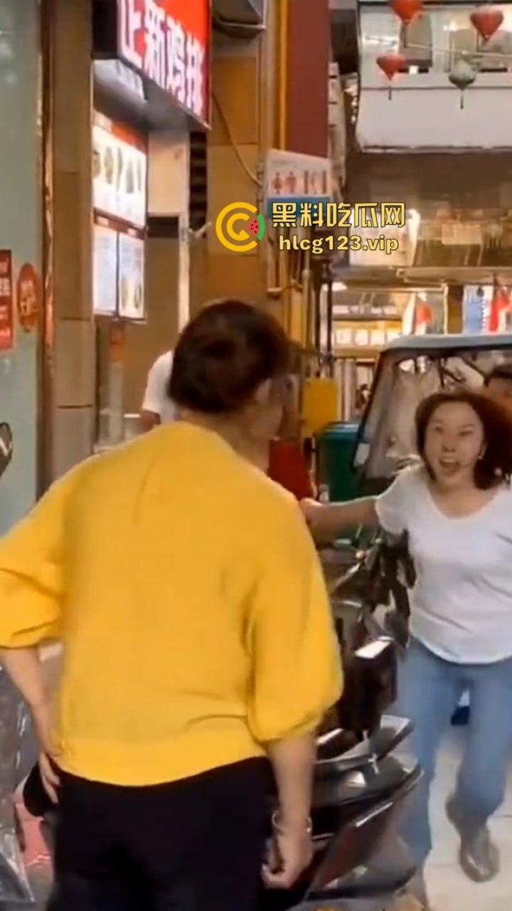 拳头硬了!河南漯河一怀孕女子打砸店铺 持刀行凶 怀了个太子吗?这么牛逼?现场撒泼视频看怒了-4