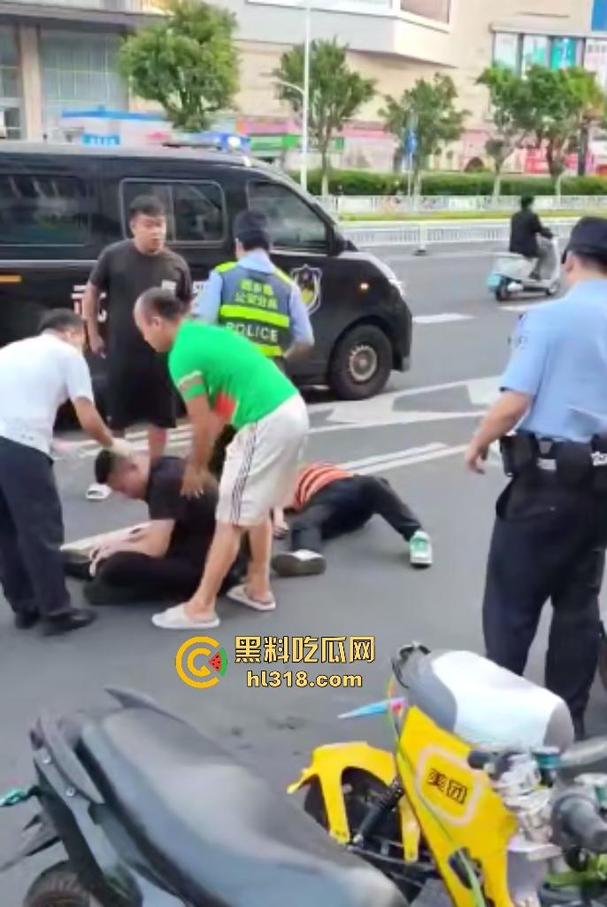 南宁街头两电动车直行左转引矛盾，黑衣男被打出血摇人反杀，刚刚还嚣张的对手直接秒趴！-8