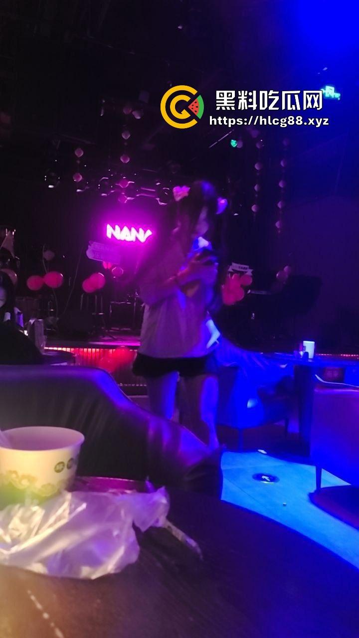 精神小妹『安萱尔』手活神技,楼道里猛搞大保健,润滑油推鸡巴爽射喷墙,手法牛逼鸡巴抖断!-4