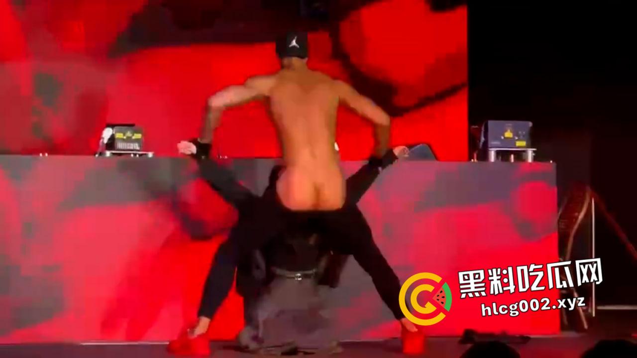 全网曝光香港演唱会名场面微打码原视频!肌肉猛男性感妖娆的面对面发骚 小仙女的裤衩子已经胶粘了-2