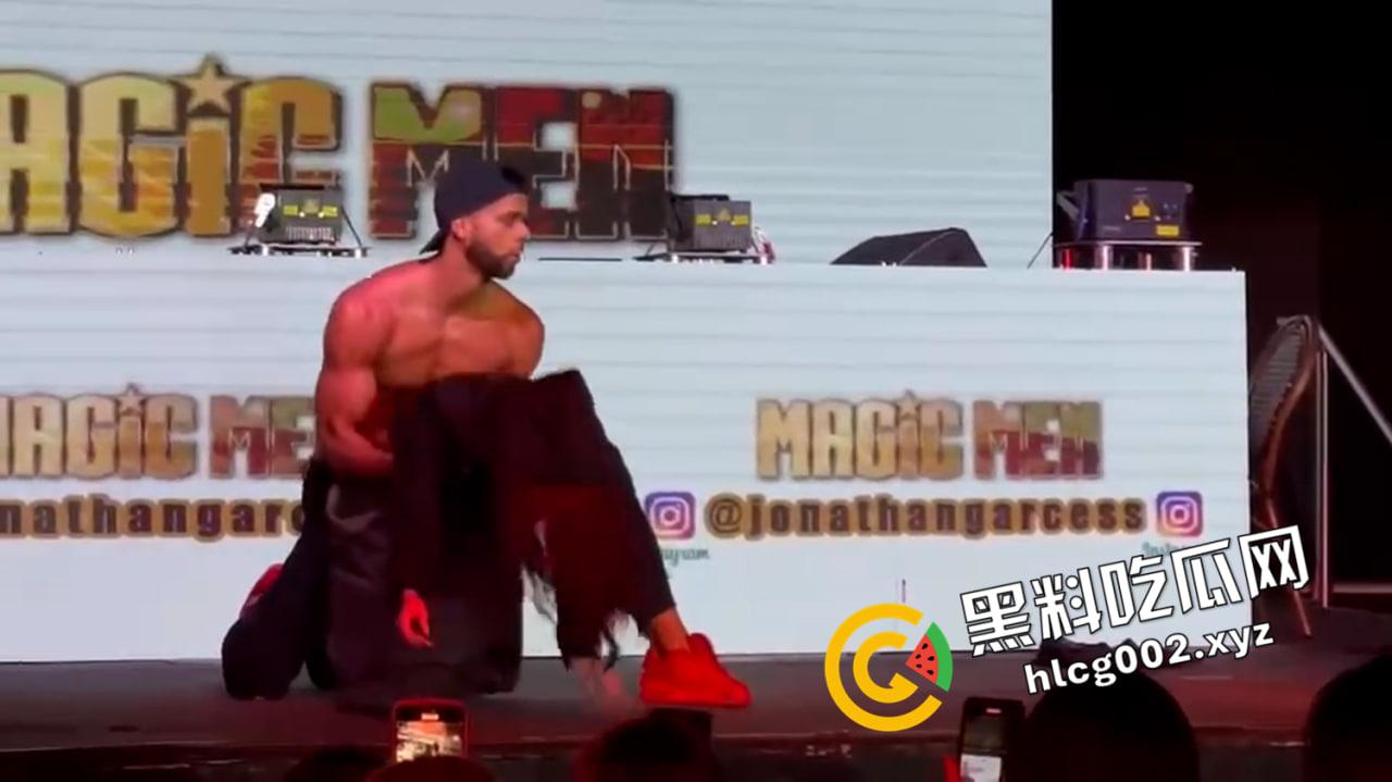 全网曝光香港演唱会名场面微打码原视频!肌肉猛男性感妖娆的面对面发骚 小仙女的裤衩子已经胶粘了-4