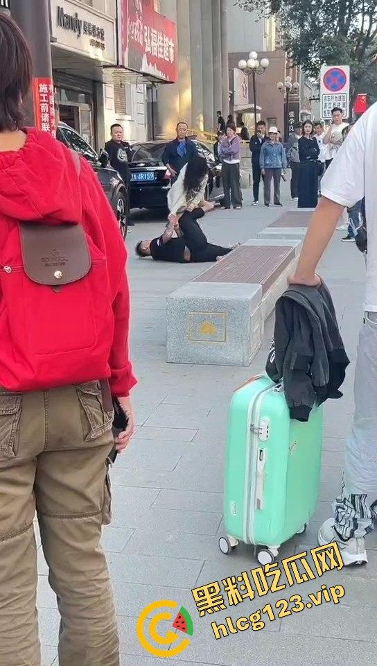 相爱相杀的爱情现场,小情侣街头互扇巴掌,真不嫌丢人!-2