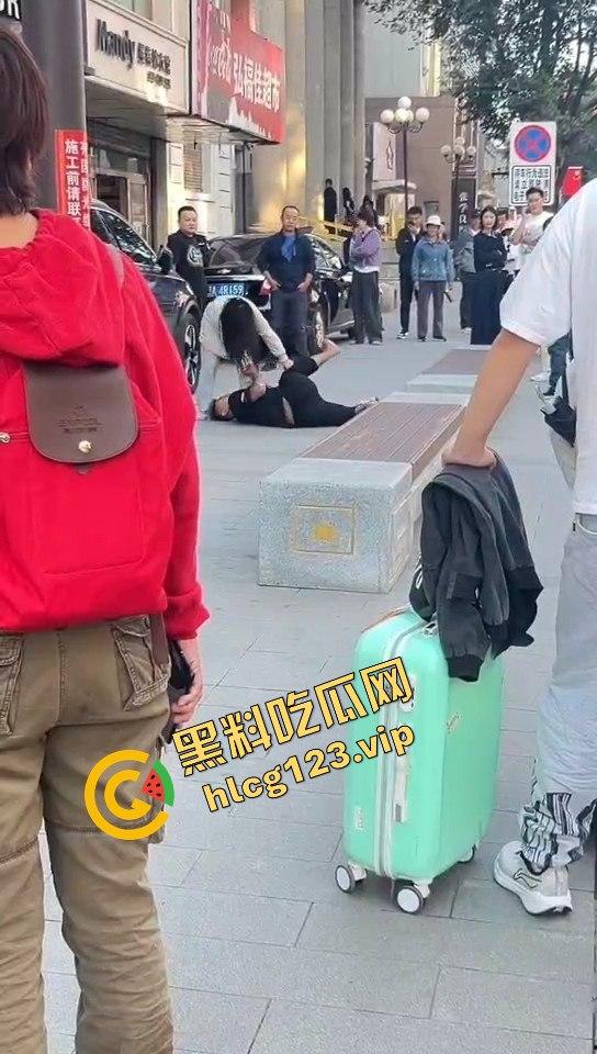 相爱相杀的爱情现场,小情侣街头互扇巴掌,真不嫌丢人!-6