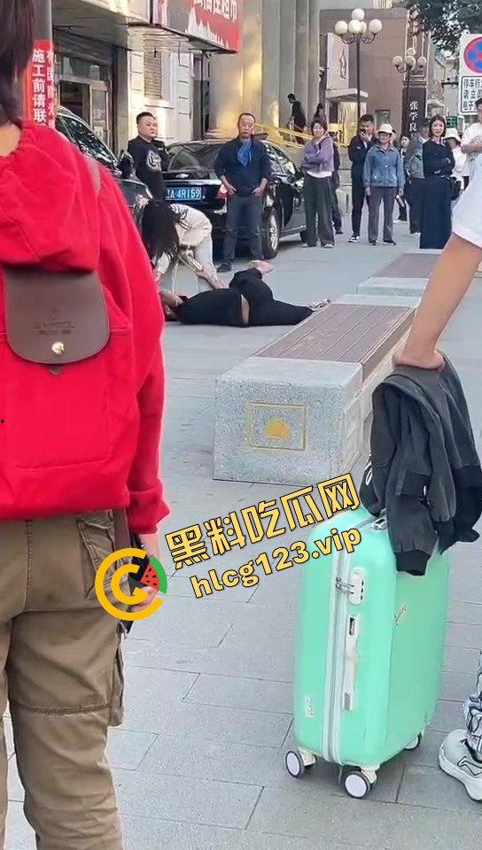 相爱相杀的爱情现场,小情侣街头互扇巴掌,真不嫌丢人!-9