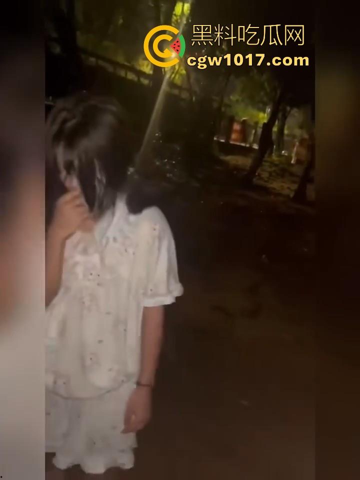 精神小妹公园霸凌私拍曝光，疑似抢男友而爆发，拳打脚踢齐上，这小太妹就喜欢欺负弱小！-3
