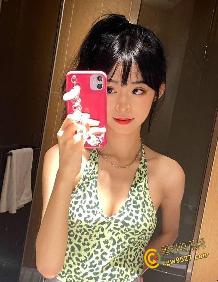 趁大哥喝醉酒，偷偷和嫂子做爱，后入白嫩翘臀美穴，让嫂子彻底变成骚母狗，叫声太大差点被发现 !-1