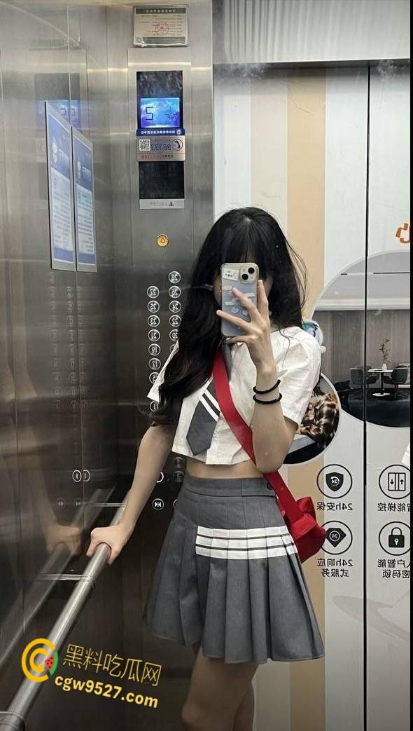 趁大哥喝醉酒，偷偷和嫂子做爱，后入白嫩翘臀美穴，让嫂子彻底变成骚母狗，叫声太大差点被发现 !-2