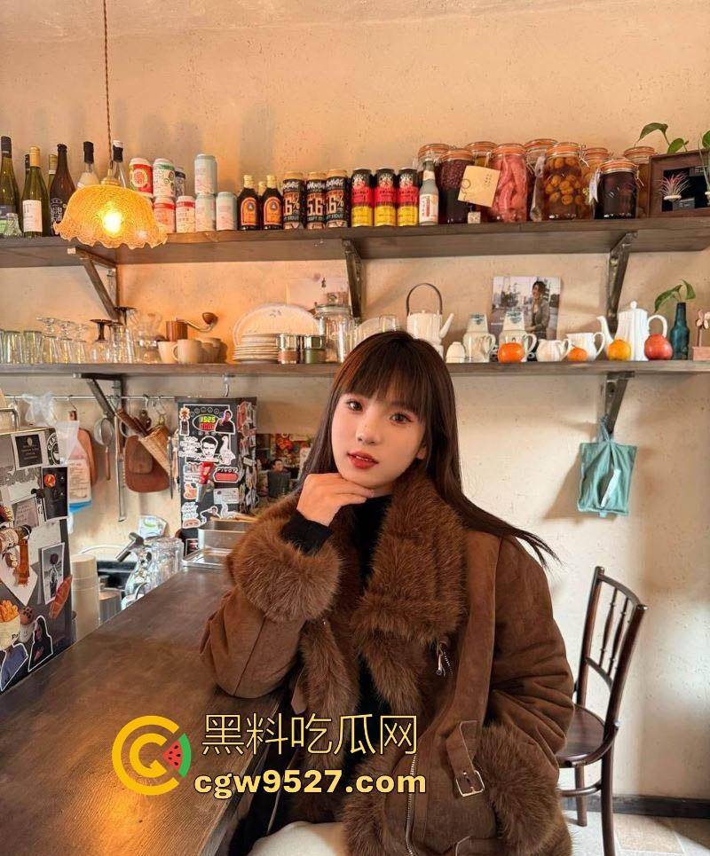 广州微胖反差熟女【李淑晴】边玩手机边被大屌打桩猛干,C杯美乳晃动,湿漉白虎蜜穴暴露无遗!-4