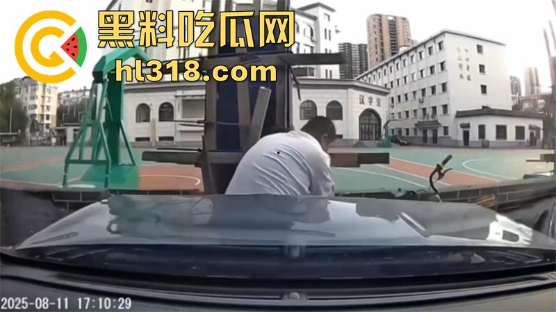 还敢装逼00后直接整治你，沈阳00后开车遭39岁男子辱骂，气不过直接开车撞，目前已被刑拘！-4