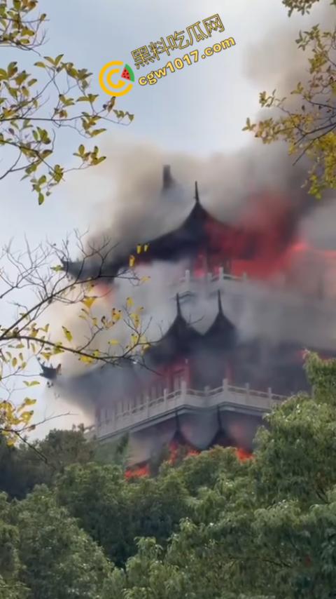 张家港凤凰山火焰翻腾:古寺在烈火中化为飞灰,黑烟滚滚,古建焦黑,无情怒火吞噬文化遗珍,可怕景象令人心碎-2