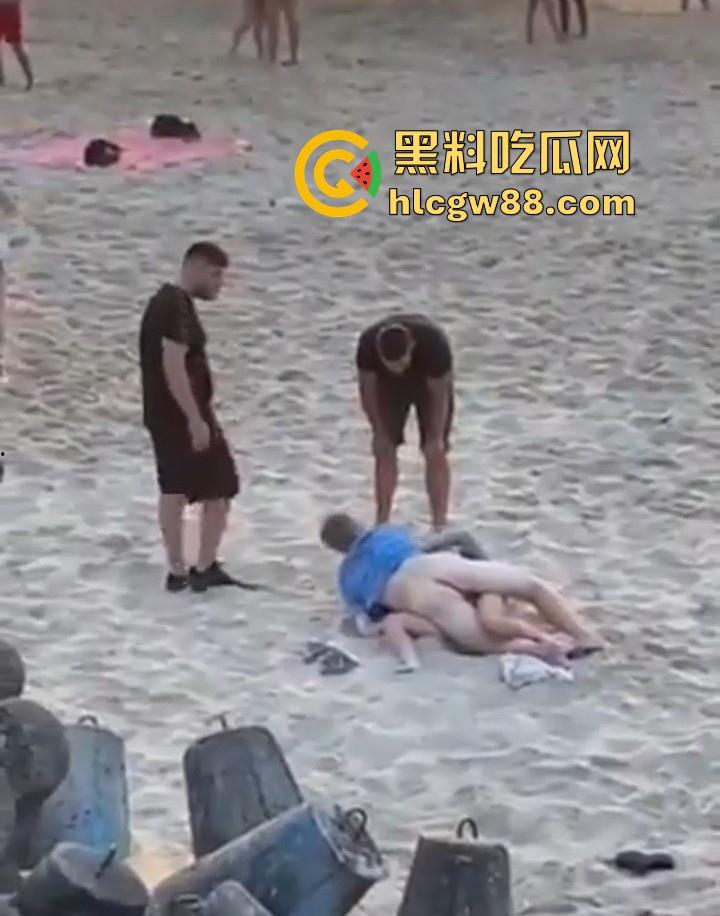波兰一景区海滩 情侣当众做爱辣眼睛 群众指骂仍搖不停 最后遭热心老哥拿拖鞋暴揍-4