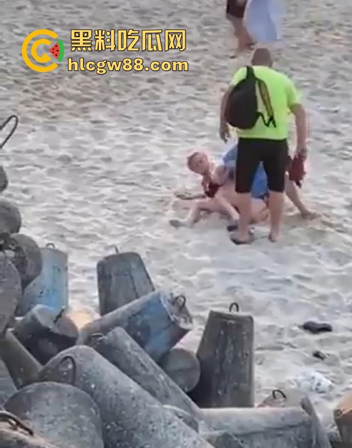 波兰一景区海滩 情侣当众做爱辣眼睛 群众指骂仍搖不停 最后遭热心老哥拿拖鞋暴揍-6